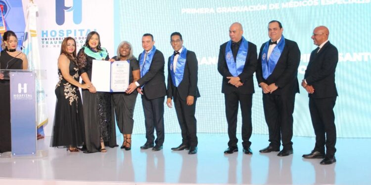 Hospital Ney Arias Lora, especialistas médicos RD, formación médica República Dominicana, subespecialistas medicina, sistema de salud dominicano, graduación médicos especialistas