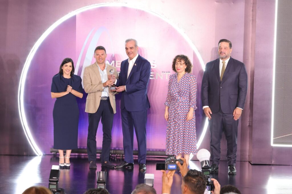 Iberostar sostenibilidad, turismo sostenible República Dominicana, Luis Abinader turismo, Wave of Change Iberostar, turismo responsable RD, desarrollo sostenible turismo