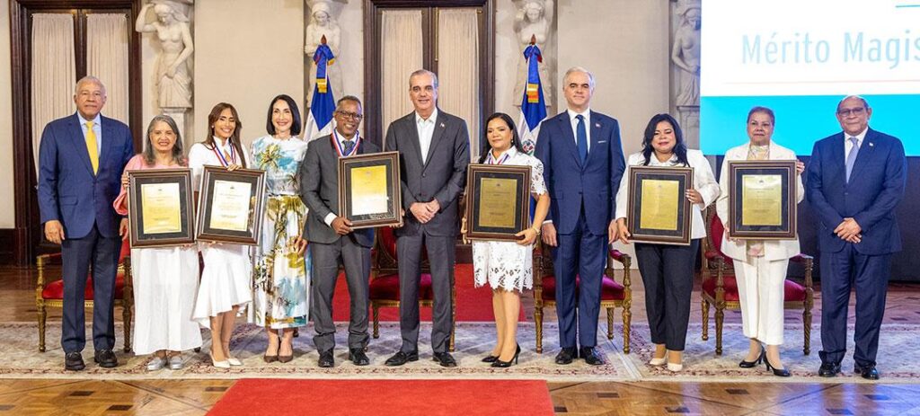 Mérito Magisterial República Dominicana, docentes San Francisco de Macorís, educación dominicana, premios educación 2026, trayectoria maestros dominicanos, transformación educativa RD
