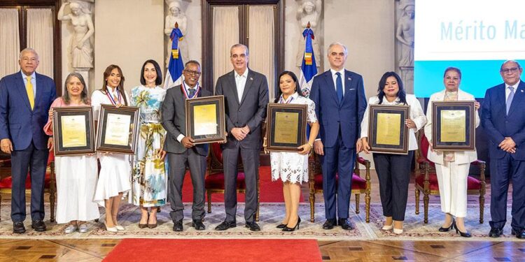 Mérito Magisterial República Dominicana, docentes San Francisco de Macorís, educación dominicana, premios educación 2026, trayectoria maestros dominicanos, transformación educativa RD