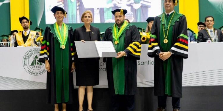 UTESA doctorado, graduación UTESA, doctorado en ciencias económicas y sociales, educación superior en República Dominicana, profesionales dominicanos, desarrollo académico RD