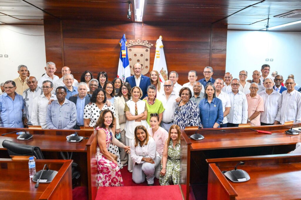 médicos dominicanos, UASD promoción 1982, Ayuntamiento de Santiago, reconocimiento médicos RD, trayectoria médica Dominicana, Santiago de los Caballeros
