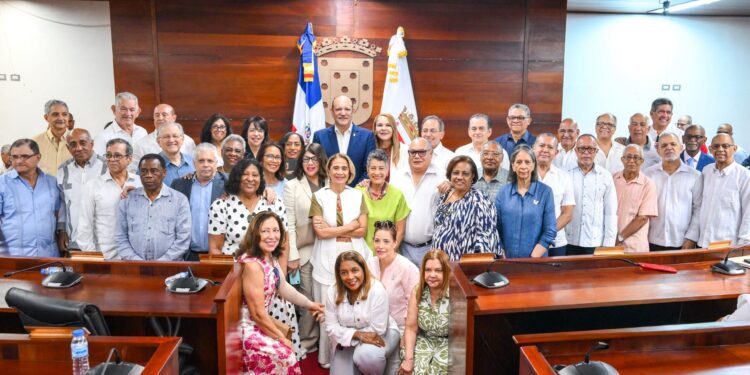 médicos dominicanos, UASD promoción 1982, Ayuntamiento de Santiago, reconocimiento médicos RD, trayectoria médica Dominicana, Santiago de los Caballeros
