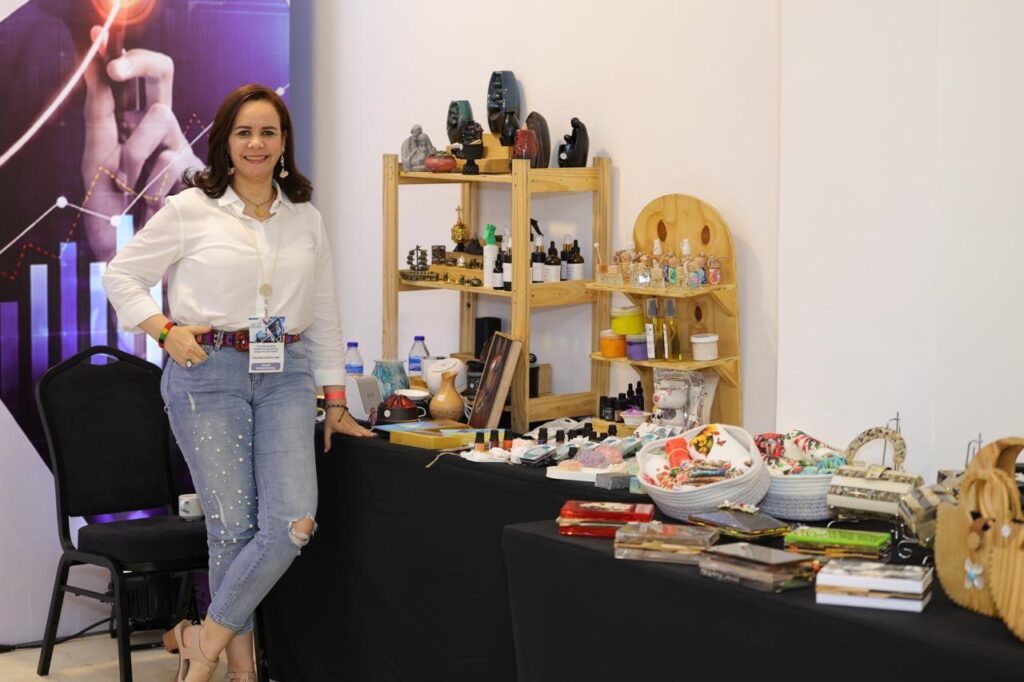 artesanía dominicana, diseño en madera, Wilmara Cuesta, carteras artesanales, piedras nacionales, patrimonio cultural RD