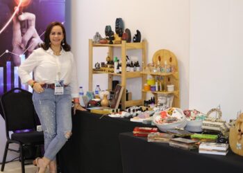 artesanía dominicana, diseño en madera, Wilmara Cuesta, carteras artesanales, piedras nacionales, patrimonio cultural RD
