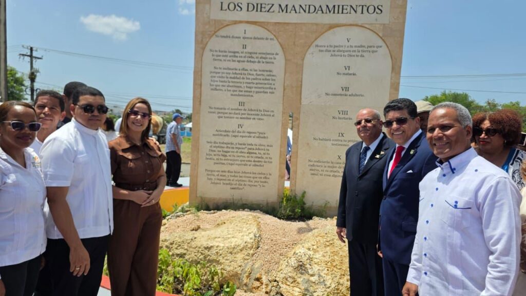 Monumento a los Diez Mandamientos, Carretera Mella, Santo Domingo Este, embellecimiento vial RD, Digecac República Dominicana, espacios públicos Santo Domingo