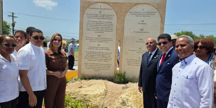 Monumento a los Diez Mandamientos, Carretera Mella, Santo Domingo Este, embellecimiento vial RD, Digecac República Dominicana, espacios públicos Santo Domingo