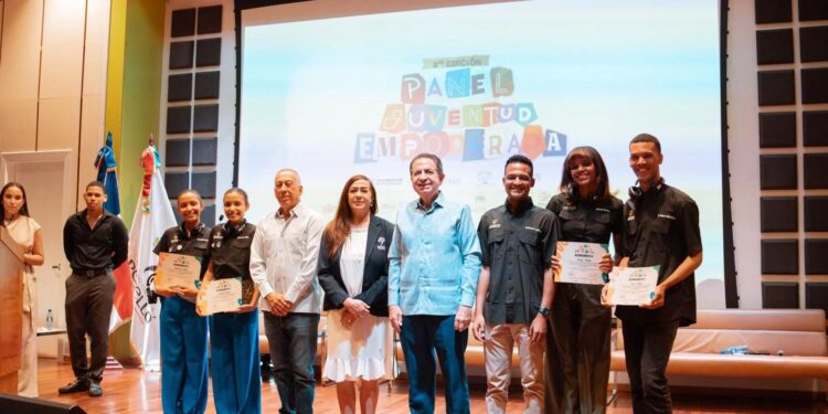 Panel Juventud Empoderada, liderazgo juvenil República Dominicana, jóvenes destacados RD, desarrollo social juvenil, Fundación Lajara, cultura y emprendimiento juvenil