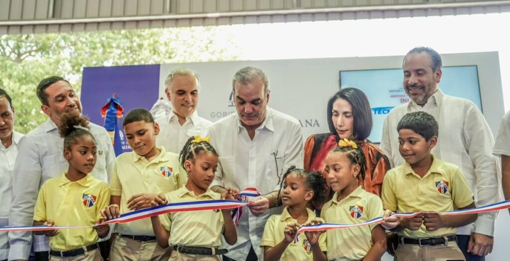 polideportivo Santo Cura de Ars, deporte escolar República Dominicana, Luis Abinader educación física, INEFI RD, Centro Educativo Santo Cura de Ars, infraestructura deportiva escolar