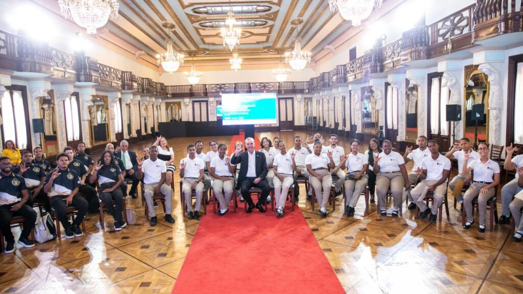 presidente Abinader, estudiantes sordos inteligencia artificial, títulos parques nacionales RD, inclusión tecnológica República Dominicana, conservación parques nacionales, desarrollo sostenible RD