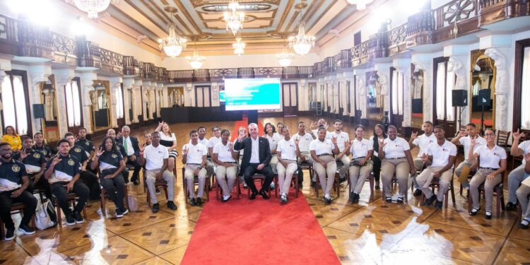 presidente Abinader, estudiantes sordos inteligencia artificial, títulos parques nacionales RD, inclusión tecnológica República Dominicana, conservación parques nacionales, desarrollo sostenible RD