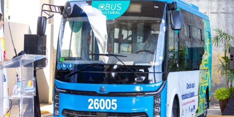 Ciudad Colonial Santo Domingo, autobuses eléctricos República Dominicana, electromovilidad en Santo Domingo, museo Alcázar de Colón, turismo sostenible República Dominicana, patrimonio mundial Ciudad Colonial