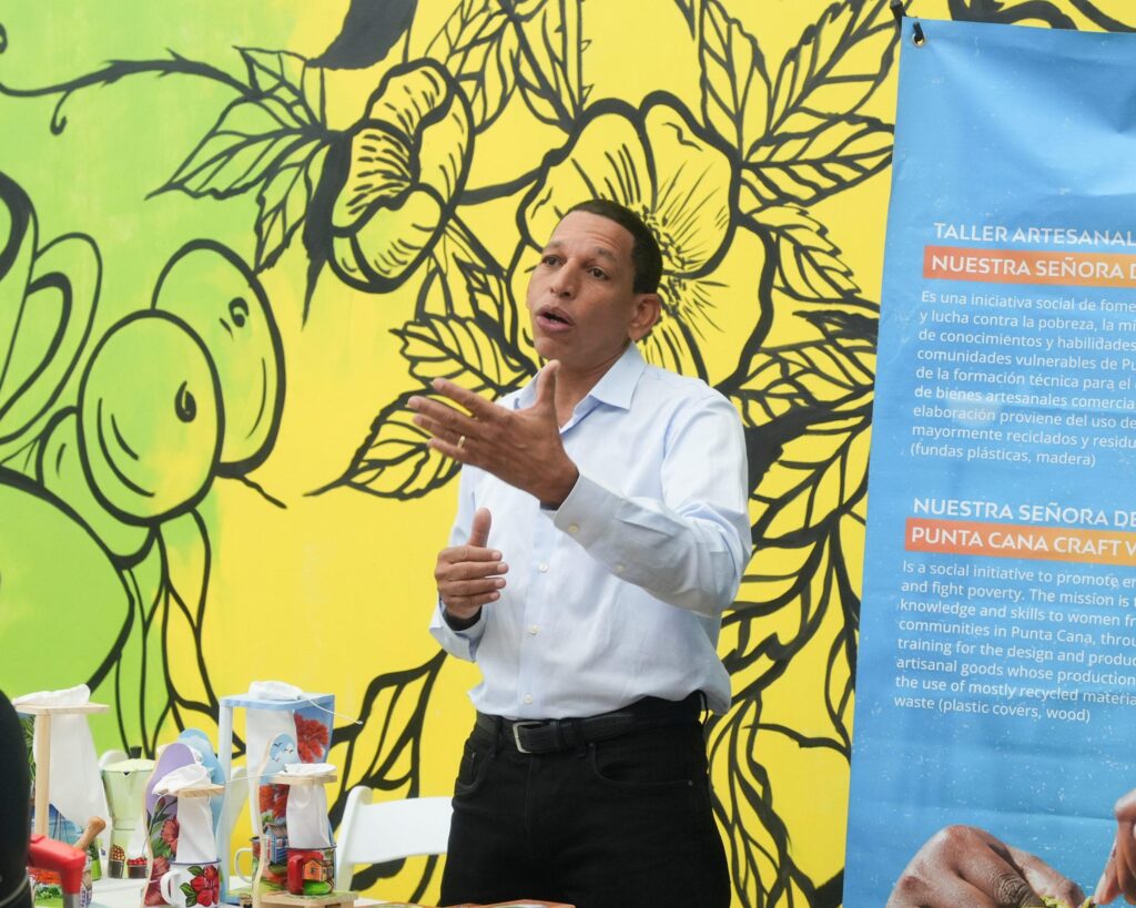 muñecas sin rostro dominicanas, artesanía dominicana, M&L D’ Arte y Artesanía Taller, cultura dominicana, artesanía San Cristóbal, identidad nacional República Dominicana