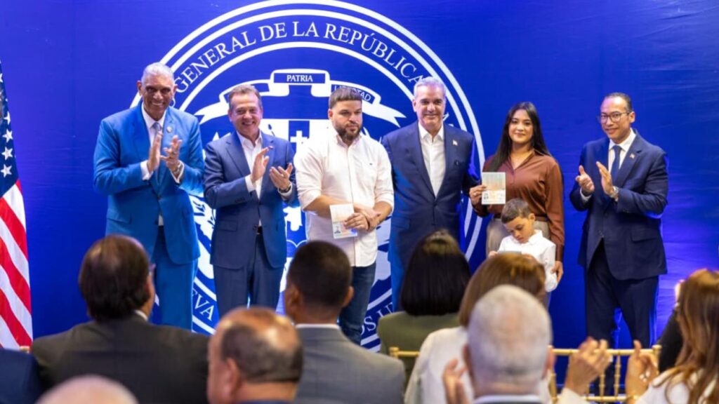 pasaporte electrónico dominicano, diáspora dominicana, Luis Abinader, servicios consulares RD, seguro repatriación dominicanos, modernización pasaporte RD