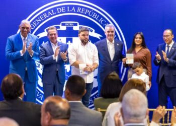 pasaporte electrónico dominicano, diáspora dominicana, Luis Abinader, servicios consulares RD, seguro repatriación dominicanos, modernización pasaporte RD