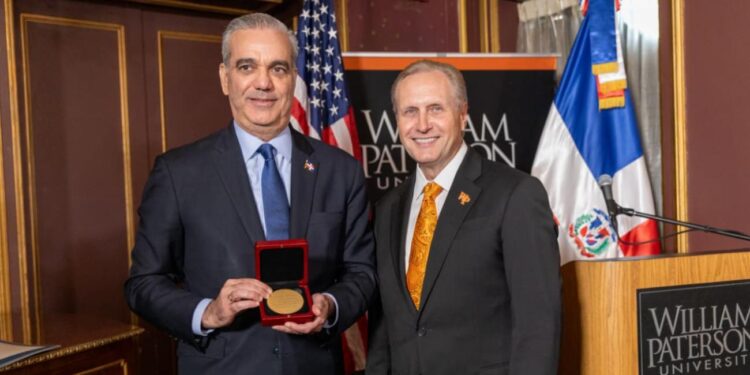 Luis Abinader, Medalla Presidencial William Paterson, diáspora dominicana, museo histórico cultural dominicano, becas para dominicanos en el exterior, relaciones República Dominicana y Nueva York