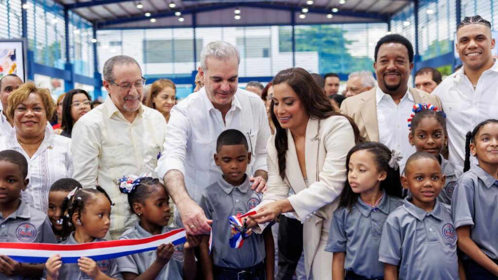 Complejo Educativo Pedro Martínez, Manoguayabo, Luis Abinader, Pedro Martínez, educación en República Dominicana, infraestructura deportiva y educativa