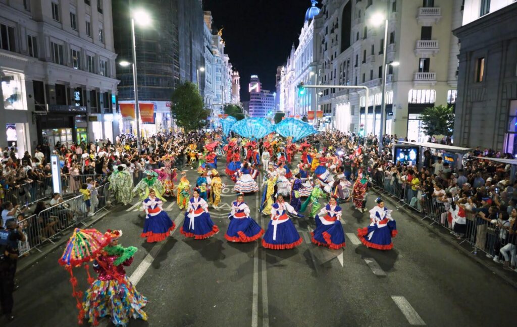 Cabalgata de la Hispanidad, cultura dominicana en Madrid, tradiciones dominicanas, Diablos Cojuelos, Parada Dominicana Madrid, identidad dominicana