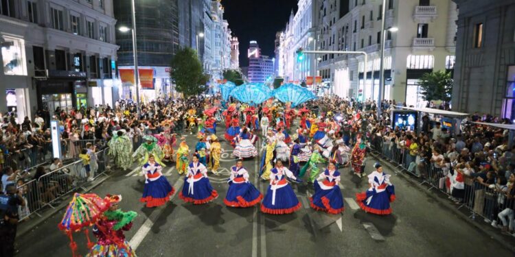 Cabalgata de la Hispanidad, cultura dominicana en Madrid, tradiciones dominicanas, Diablos Cojuelos, Parada Dominicana Madrid, identidad dominicana