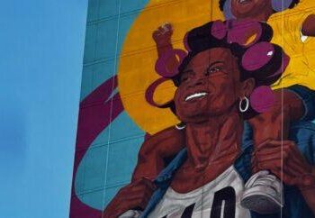 Angurria: el muralista dominicano que llevó la mujer en rolos al Bronx